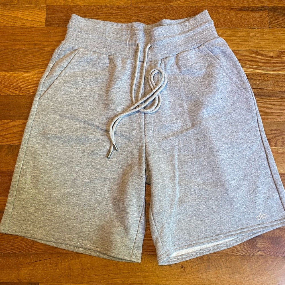 Alo women’s Sweat short in grey
